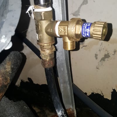 שסתום פליז מחובר לצינור שחור