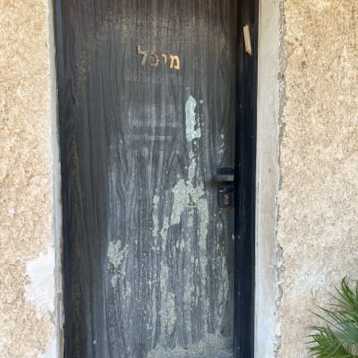 דלת מתכת עם קילופי צבע וחלודה