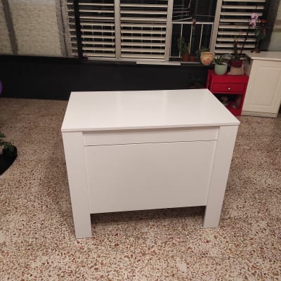 שולחן לבן על רצפת טרצו, חלון עם תריסים ברקע