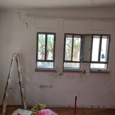 סולם צבע, קיר מתקלף, חלון פתוח, דלי צבע