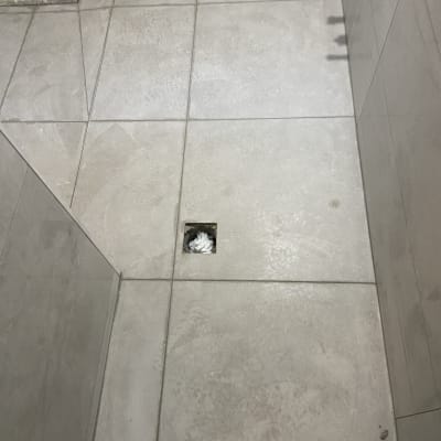 רצפת אריחים עם חור פתוח לשיפוץ