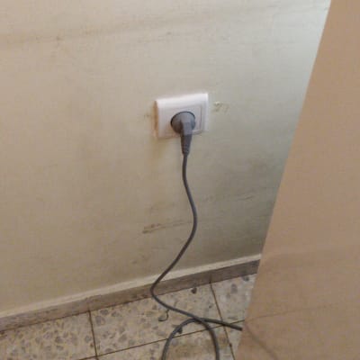 שקע חשמל עם תקע מחובר לקיר