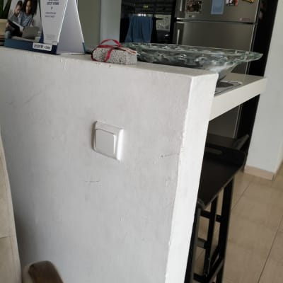 מתג חשמל על קיר לבן ליד מטבח