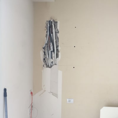 תיקון צנרת בתוך הקיר