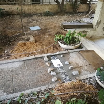 תעלת ניקוז עם אבנים מסביב באתר עבודה