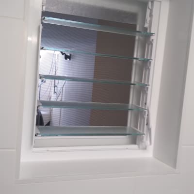 תריסי אלומיניום בחלון קטן