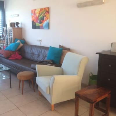 ספה עם כריות צבעוניות וכורסה מרופדת