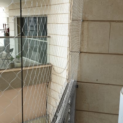 רשת למניעת כניסת יונים במרפסת בניין