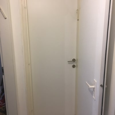 דלת פנימית לבנה בממ"ד