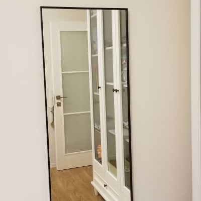 מראה תלויה על קיר עם שקע חשמל