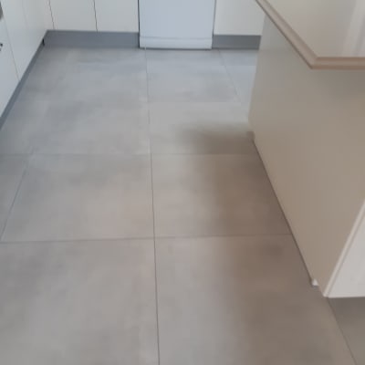 רצפה נקייה במטבח עם ארונות ומדיח כלים