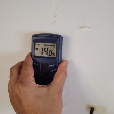 מד לחות על קיר עם תצוגה של 14%
