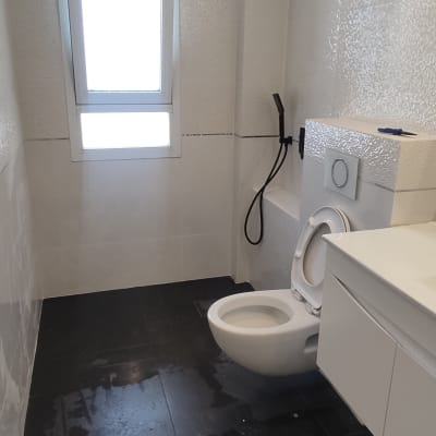 חדר אמבטיה עם כיור, אסלה וברז שחור