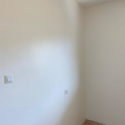 קיר צבוע בלבן עם שקע ומתג