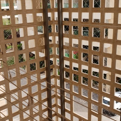 רשת מתכת על קיר למניעת כניסת יונים