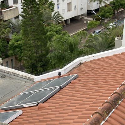 פאנלים סולאריים על גג רעפים אדום