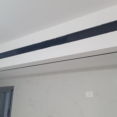 פתח אוורור בגבס בתקרה לבנה