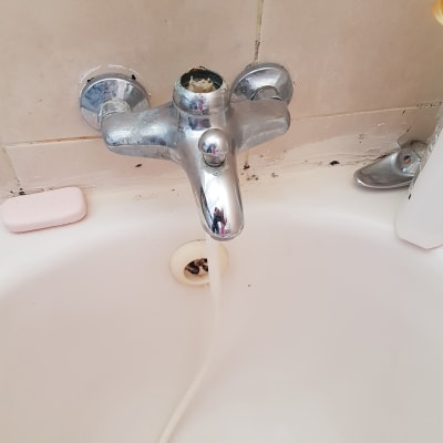 ברז אמבטיה עם ידית חסרה ומים זורמים