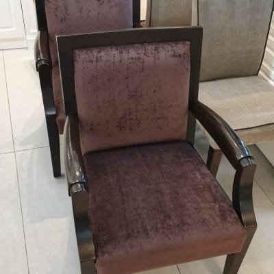 כיסאות מרופדים בצבע חום כהה על רצפה בהירה