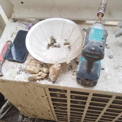 מברגה, ברגים וקערה על דוד שמש