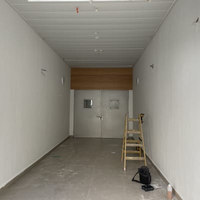 סולם, חוטי חשמל חשופים, כלי עבודה על הרצפה