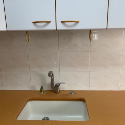 כיור מטבח עם ברז חדש ומשטח עבודה