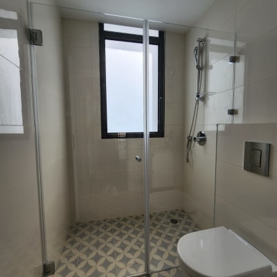 מקלחון זכוכית עם ראש מקלחת קיר