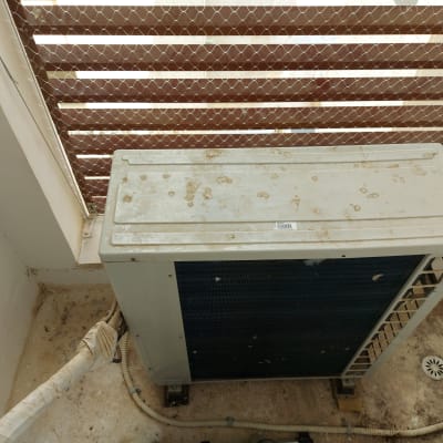 יחידת מיזוג אוויר עם רשת למניעת יונים