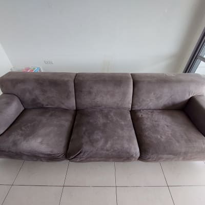 ספה אפורה עם כתמים על הריפוד