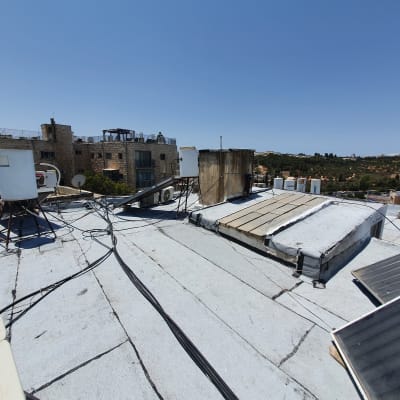 גג אטום עם יריעות ביטומניות וכבלים חשמליים