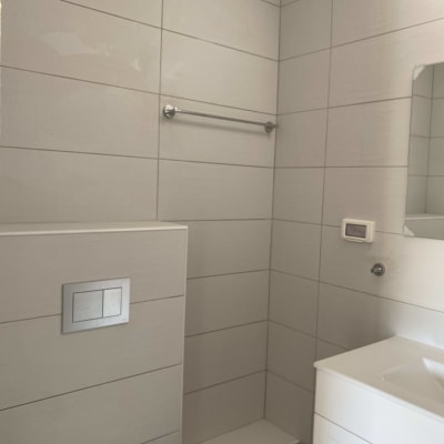 חדר אמבטיה עם אריחים חדשים, כיור ומראה