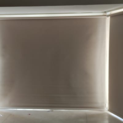 וילון גלילה בהיר מכסה חלון גדול