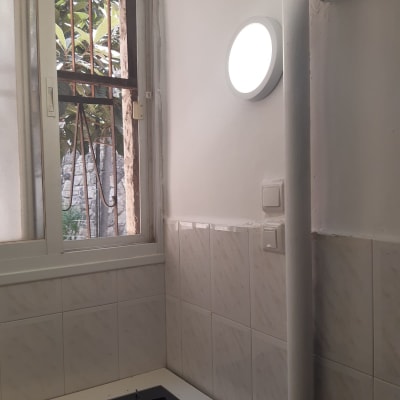 מנורה עגולה דולקת על קיר לבן