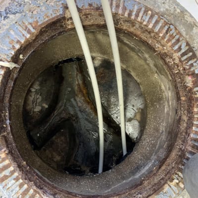 פתח ביוב עם צינורות לבנים