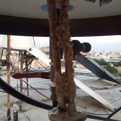 חוטי חשמל מחוברים למכשיר על גג