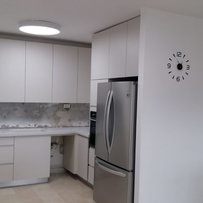 מטבח בשיפוץ עם קיר חשוף וארונות חדשים