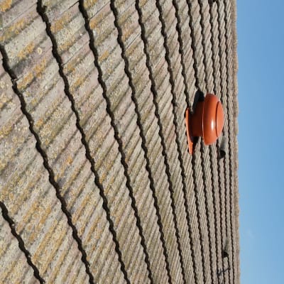 גג רעפים עם פתח אוורור כתום