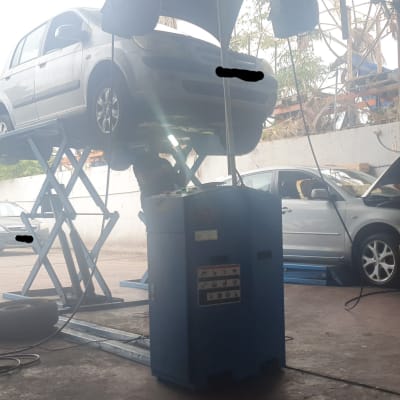 במהלך הטיפול...הרכב הימני מאזדה 3 ספיריט מנוע 2000