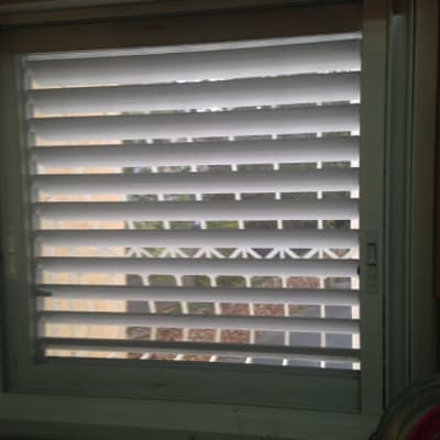 תריסי אלומיניום לבנים בחלון