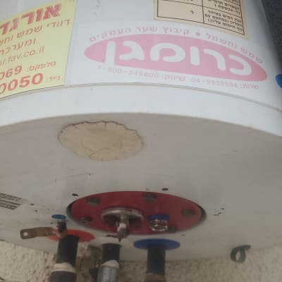 חיבורים וצינורות בתחתית דוד שמש