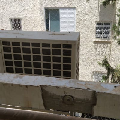 יחידת מיזוג אוויר חיצונית מותקנת על קיר