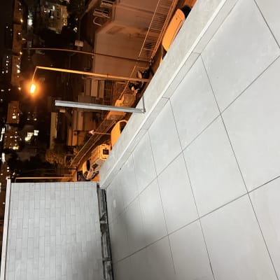 מרפסת מרוצפת בלילה עם נוף עירוני