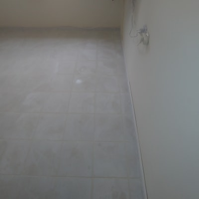 רצפה מרוצפת חדשה עם סימני שיפוץ