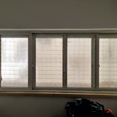 חלון אלומיניום עם תריסים פנימיים