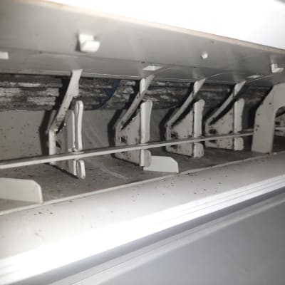 תקריב של תריסי מזגן מלוכלכים עם אבק ולכלוך