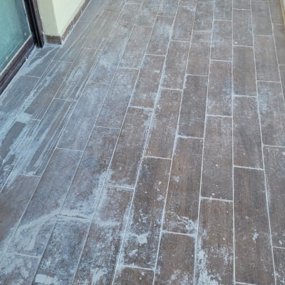 רצפה מלוכלכת עם סימני ניקוי לבנים