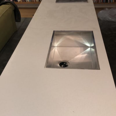 שיש לבן עם כיור מתכת מובנה