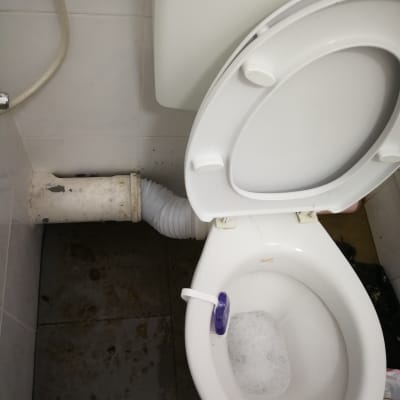 אסלה עם חיבורי צנרת ומים מוקצפים