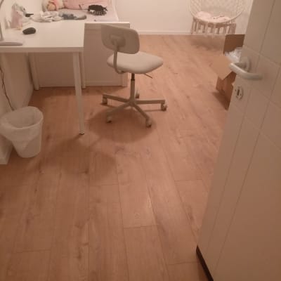 רצפת פרקט עץ בהירה בחדר שינה