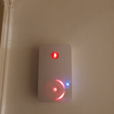 מכשיר חשמלי עם אורות אדומים וכחולים